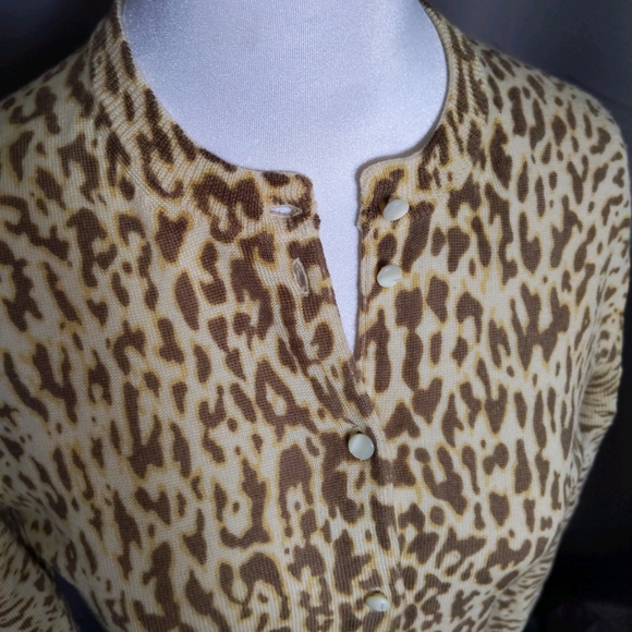 👕J. Crew Leopard Print button-up Sweater - Picture 4 of 5